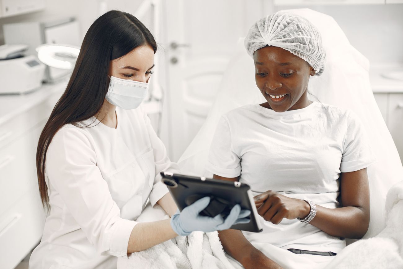 Spezialistin bespricht eine Behandlung mit einer Patientin